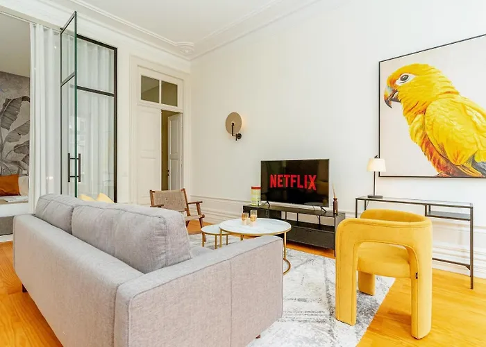 Loft With Balcony And A Gorgeous Classic Ceiling ポルト
