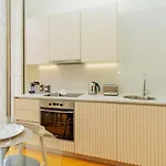 Lägenhet Loft With Balcony And A Gorgeous Classic Ceiling