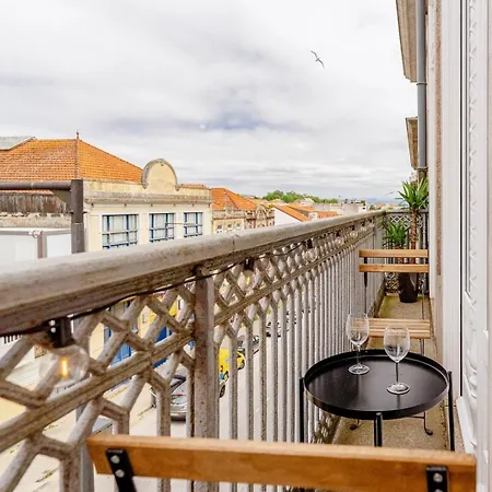 Daire Loft With Balcony And A Gorgeous Classic Ceiling Porto