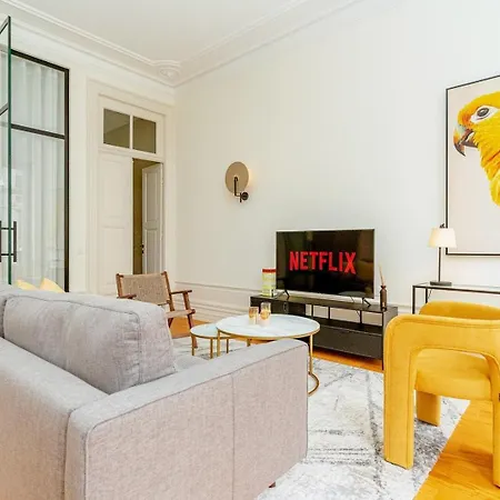 Loft With Balcony And A Gorgeous Classic Ceiling Porto