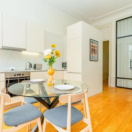 Loft With Balcony And A Gorgeous Classic Ceiling *