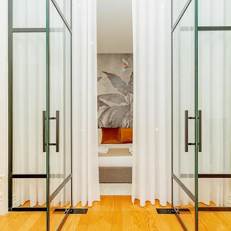 Loft With Balcony And A Gorgeous Classic Ceiling *