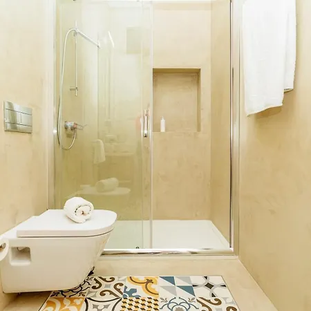 Loft With Balcony And A Gorgeous Classic Ceiling Apartamento