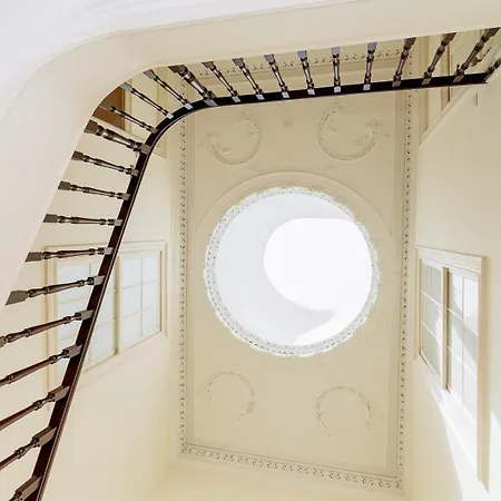 Loft With Balcony And A Gorgeous Classic Ceiling Apartment Porto