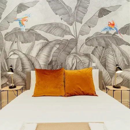 Loft With Balcony And A Gorgeous Classic Ceiling Apartment Porto