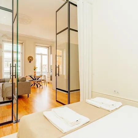 Loft With Balcony And A Gorgeous Classic Ceiling Porto