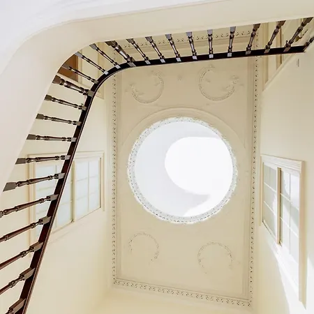 Loft With Balcony And A Gorgeous Classic Ceiling Oporto