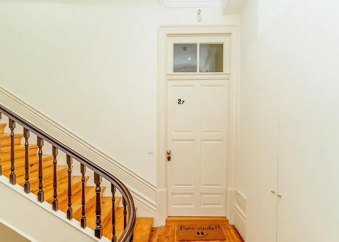Loft With Balcony And A Gorgeous Classic Ceiling Apartamento Oporto