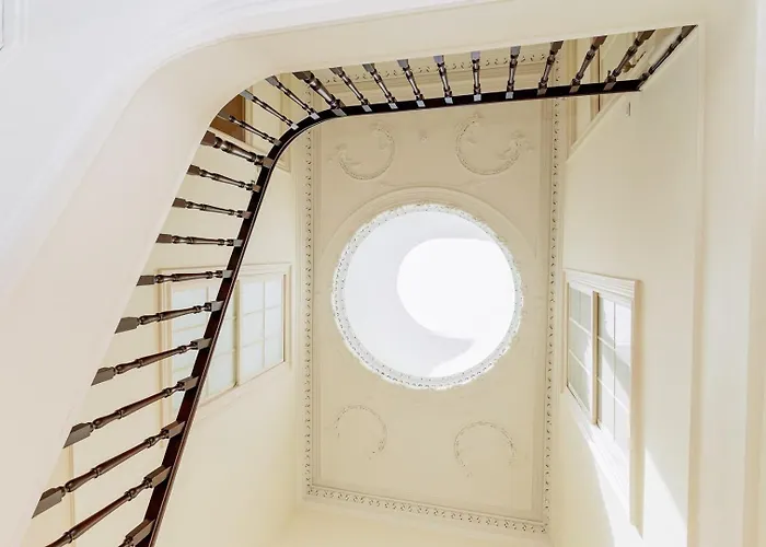 Loft With Balcony And A Gorgeous Classic Ceiling Apartamento Oporto