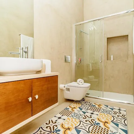 Loft With Balcony And A Gorgeous Classic Ceiling Daire